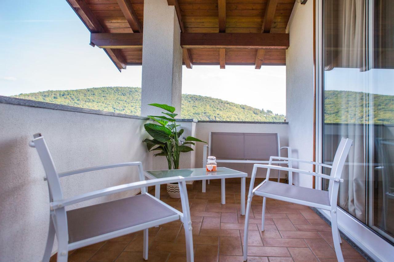 J&J House Apartment Castelmarte Exterior photo